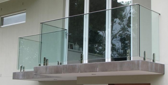 Balcony glass balustrade