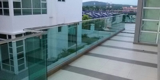 Flat shape stainless steel railing with tampered glass balcony balustrade 3.