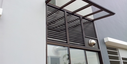 Back yard clear polycarbonate panel skylight with good ventilation and lighting penetration louver panels wall